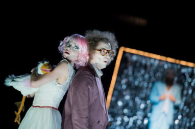 Szene aus dem Stück "The Black Rider"