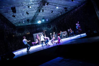 Szene aus dem Stück "The Black Rider"